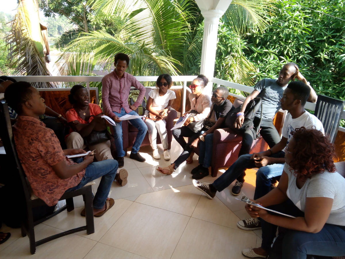 Elizabeth Lamor leading a morning briefing in Kambia 